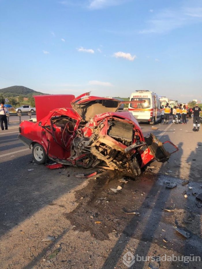 Bursa'da 3 araç birbirine girdi