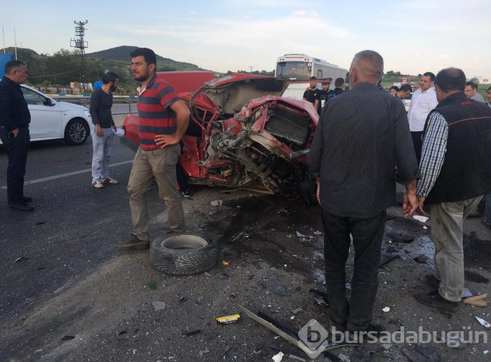 Bursa'da 3 araç birbirine girdi