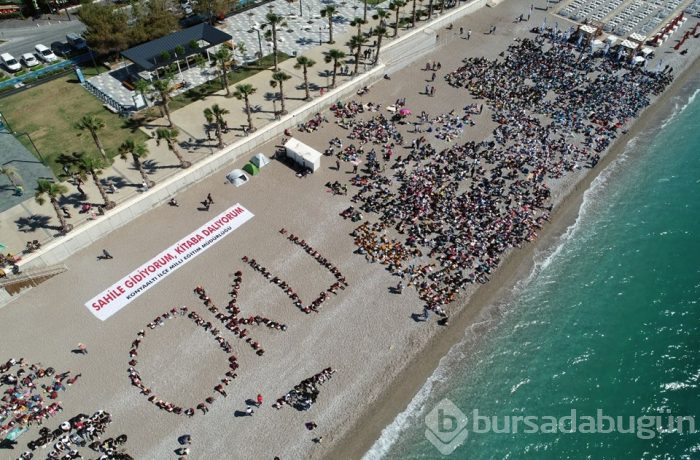  Konyaaltı Plajı'nda 30 bin kişi kitap okudu 