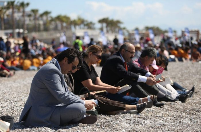 Konyaaltı Plajı'nda 30 bin kişi kitap okudu 