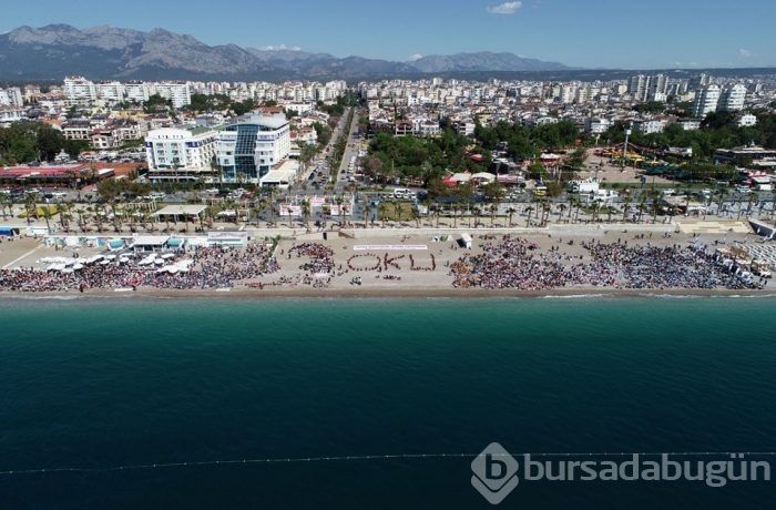  Konyaaltı Plajı'nda 30 bin kişi kitap okudu 