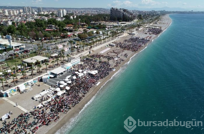  Konyaaltı Plajı'nda 30 bin kişi kitap okudu 