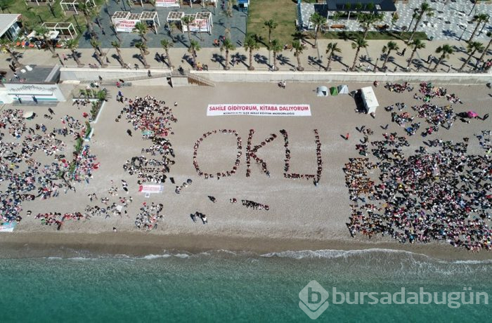  Konyaaltı Plajı'nda 30 bin kişi kitap okudu 
