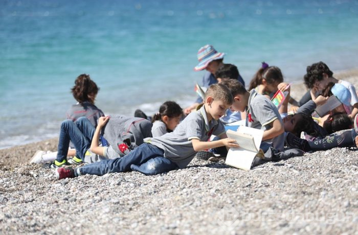  Konyaaltı Plajı'nda 30 bin kişi kitap okudu 