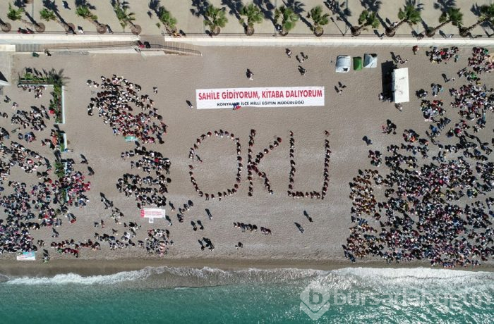 Konyaaltı Plajı'nda 30 bin kişi kitap okudu 
