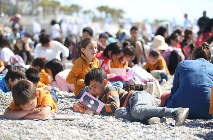  Konyaaltı Plajı'nda 30 bin kişi kitap okudu 