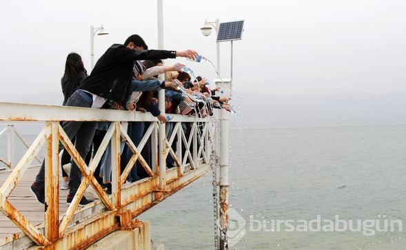 Kuraklığa dikkat çekmek için kitap okudular
