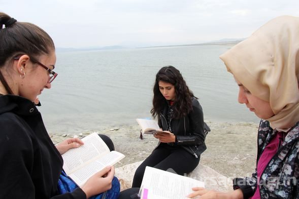 Kuraklığa dikkat çekmek için kitap okudular
