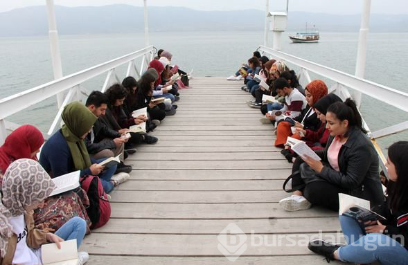Kuraklığa dikkat çekmek için kitap okudular
