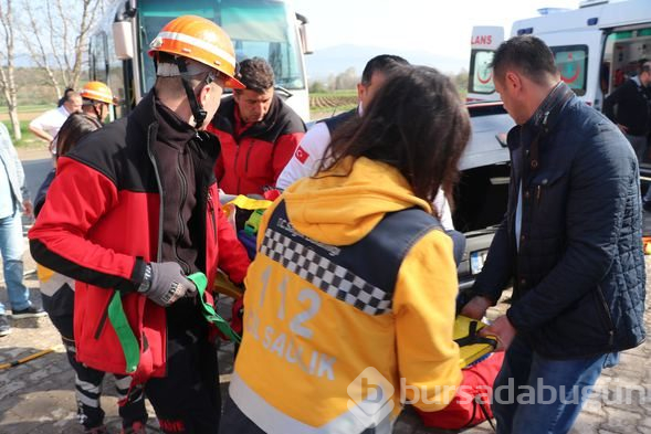 İşçileri taşıyan midibüs otomobille çarpıştı: 12 yaralı
