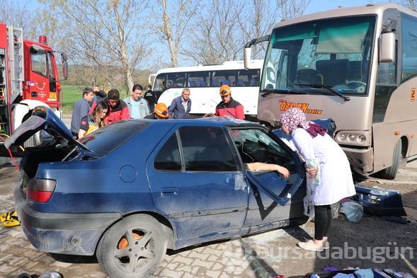 İşçileri taşıyan midibüs otomobille çarpıştı: 12 yaralı
