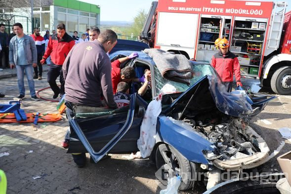 İşçileri taşıyan midibüs otomobille çarpıştı: 12 yaralı
