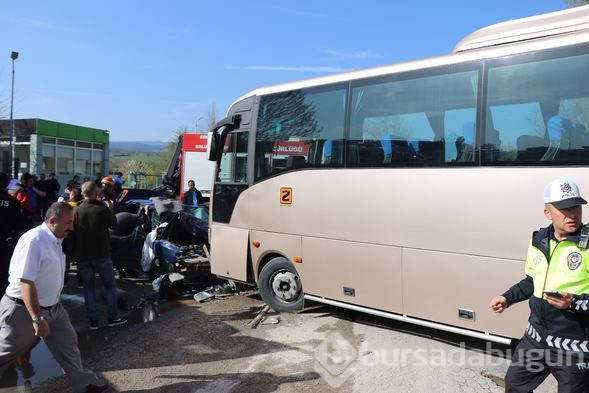 İşçileri taşıyan midibüs otomobille çarpıştı: 12 yaralı
