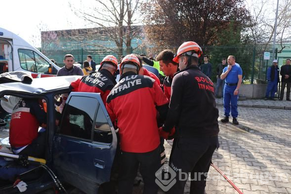 İşçileri taşıyan midibüs otomobille çarpıştı: 12 yaralı
