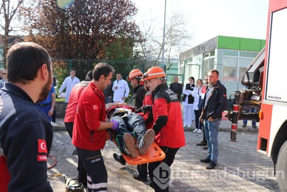 İşçileri taşıyan midibüs otomobille çarpıştı: 12 yaralı
