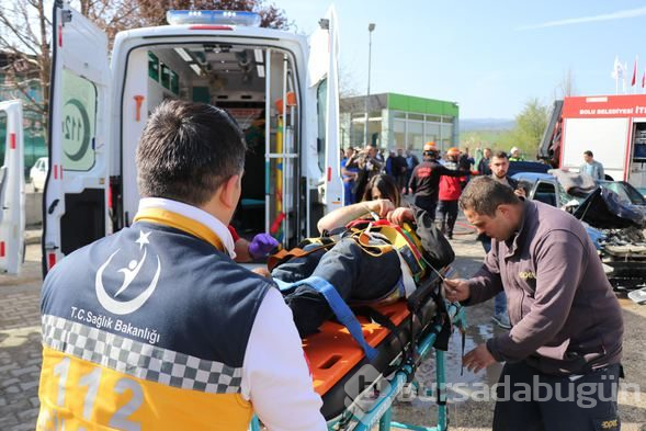 İşçileri taşıyan midibüs otomobille çarpıştı: 12 yaralı
