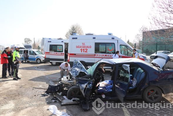 İşçileri taşıyan midibüs otomobille çarpıştı: 12 yaralı

