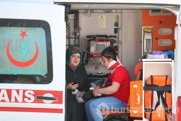 İşçileri taşıyan midibüs otomobille çarpıştı: 12 yaralı

