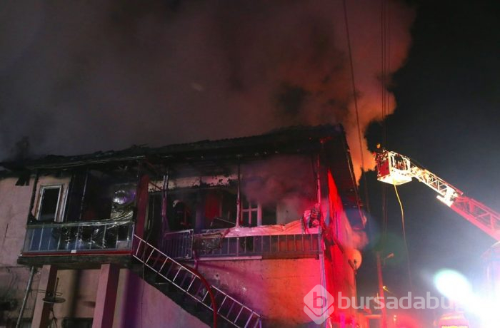 Tüp patlaması sonucu çıkan yangında iki katlı ev kül oldu
