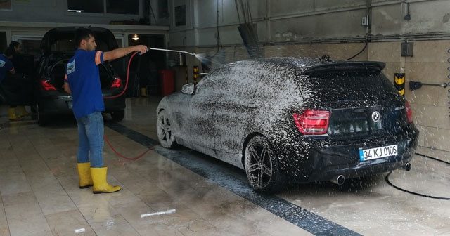 İstanbul'a çamur yağdı, oto yıkamacılar mesaiye erken başladı
