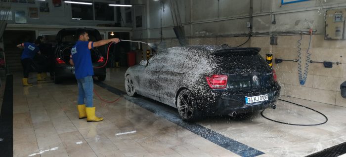 İstanbul'a çamur yağdı, oto yıkamacılar mesaiye erken başladı
