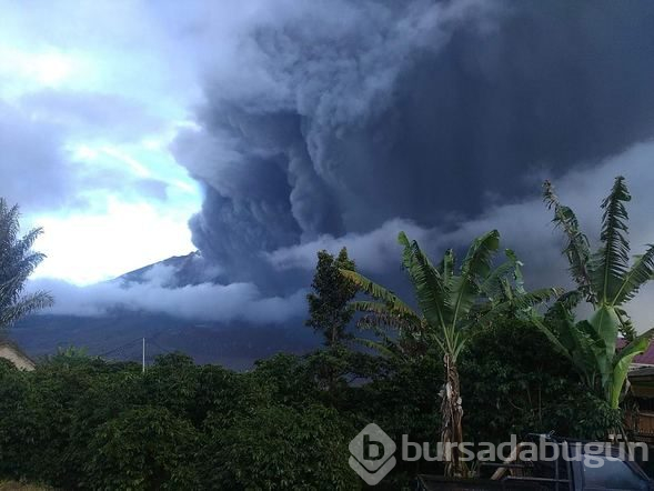 
Sinabung Yanardağı yeniden kül püskürtmeye başladı

