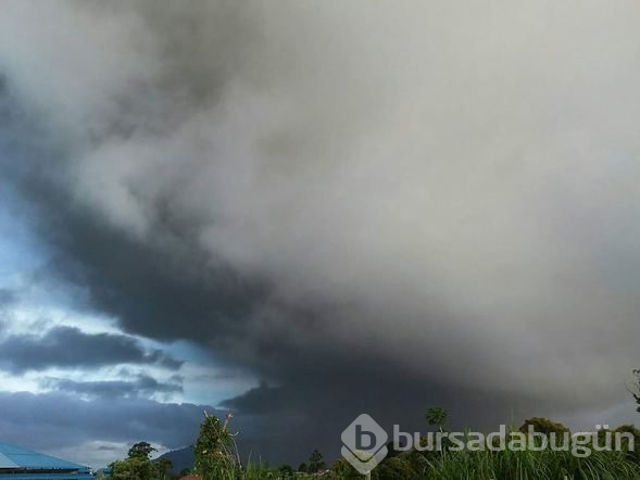 
Sinabung Yanardağı yeniden kül püskürtmeye başladı

