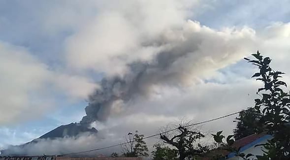 
Sinabung Yanardağı yeniden kül püskürtmeye başladı

