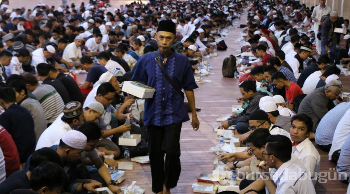 Endonezya'da ilk iftar heyecanı

