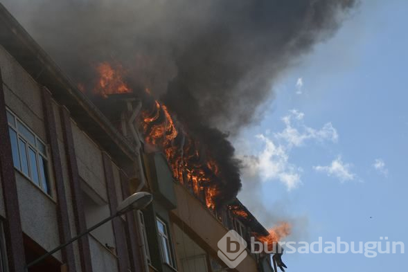  Çatı yangını 3 binaya daha sıçradı 