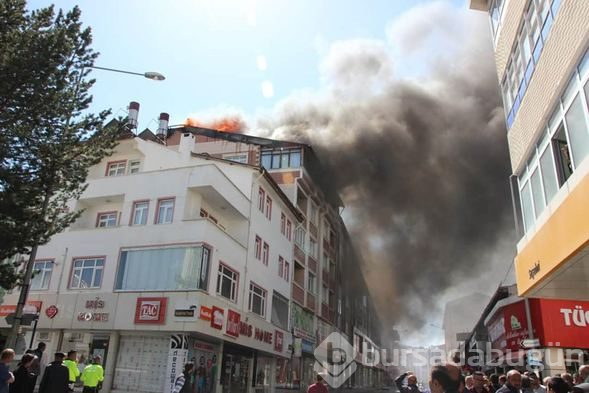  Çatı yangını 3 binaya daha sıçradı 