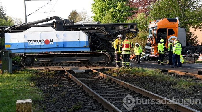  Almanya'da yolcu treni TIR'la çarpıştı 