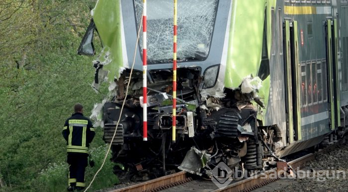  Almanya'da yolcu treni TIR'la çarpıştı 