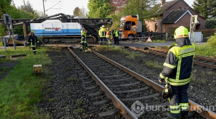  Almanya'da yolcu treni TIR'la çarpıştı 