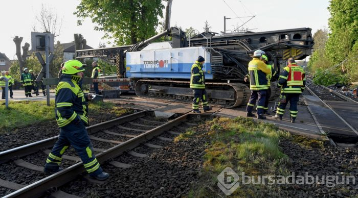  Almanya'da yolcu treni TIR'la çarpıştı 