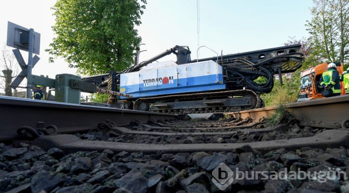 Almanya'da yolcu treni TIR'la çarpıştı 