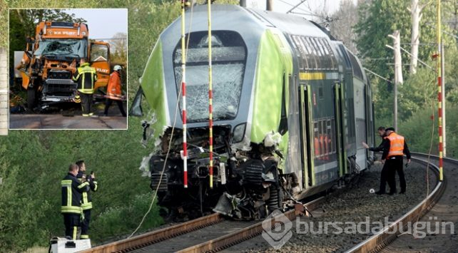  Almanya'da yolcu treni TIR'la çarpıştı 