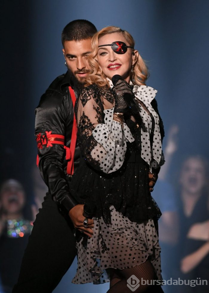 Madonna Billboard Müzik Ödülleri'nde hologramlarıyla sahnede