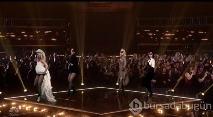 Madonna Billboard Müzik Ödülleri'nde hologramlarıyla sahnede