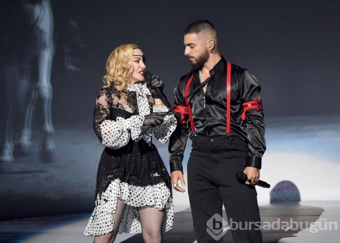Madonna Billboard Müzik Ödülleri'nde hologramlarıyla sahnede