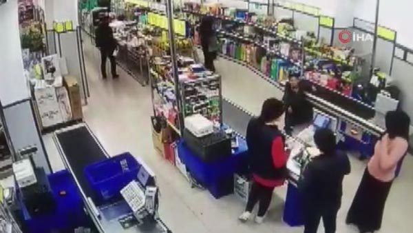 Markette 5 yaşındaki çocuk o soruyu sorunca... Kadın müşteri çıldırdı!
