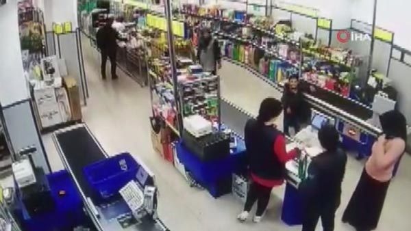Markette 5 yaşındaki çocuk o soruyu sorunca... Kadın müşteri çıldırdı!
