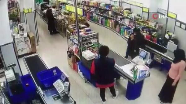 Markette 5 yaşındaki çocuk o soruyu sorunca... Kadın müşteri çıldırdı!

