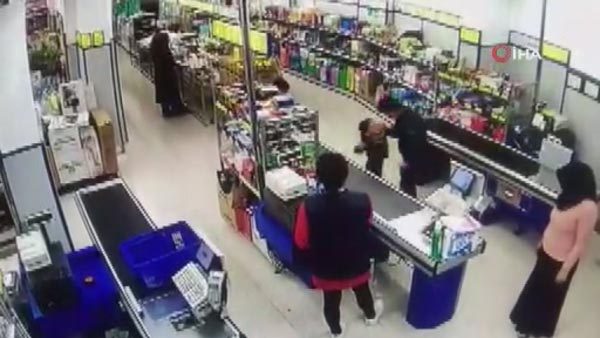 Markette 5 yaşındaki çocuk o soruyu sorunca... Kadın müşteri çıldırdı!
