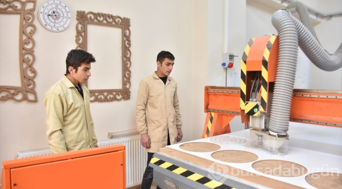 Atıklar oyuncak oluyor hem öğrenciler hem okul kazanıyor
