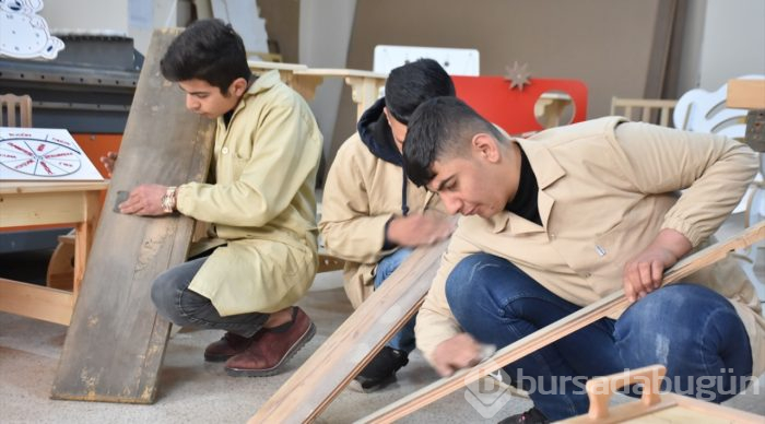 Atıklar oyuncak oluyor hem öğrenciler hem okul kazanıyor
