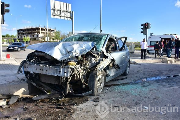 Otomobil ile servis minibüsü çarpıştı: 14 yaralı
