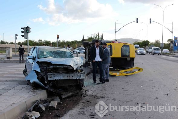 Otomobil ile servis minibüsü çarpıştı: 14 yaralı
