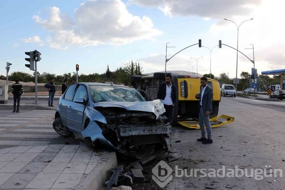 Otomobil ile servis minibüsü çarpıştı: 14 yaralı
