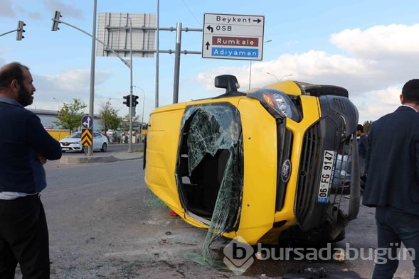 Otomobil ile servis minibüsü çarpıştı: 14 yaralı
